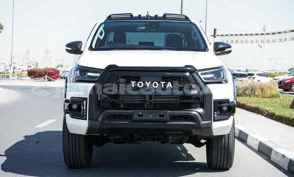 Buy Used Toyota Hilux White Car in Import - Dubai in Clarendon