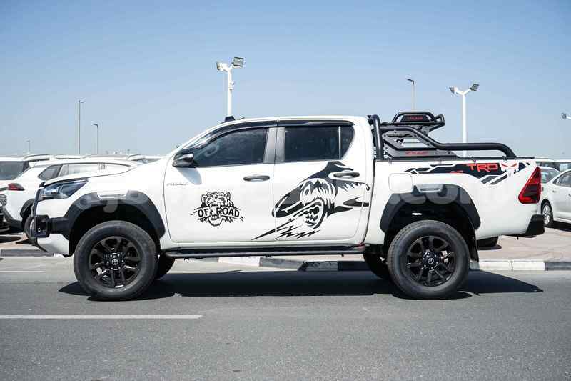 Big with watermark toyota hilux clarendon import dubai 5636