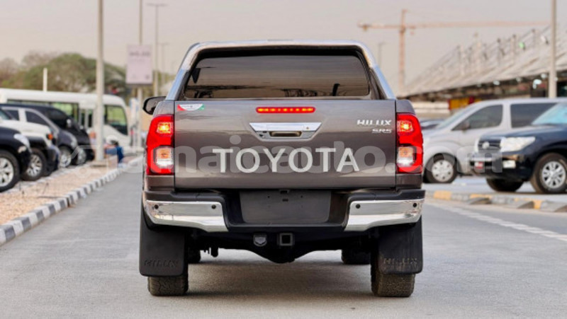 Big with watermark toyota hilux clarendon import dubai 5640
