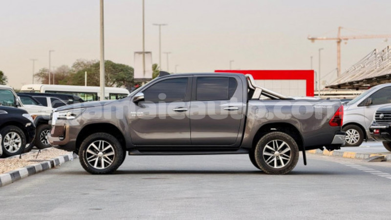Big with watermark toyota hilux clarendon import dubai 5640