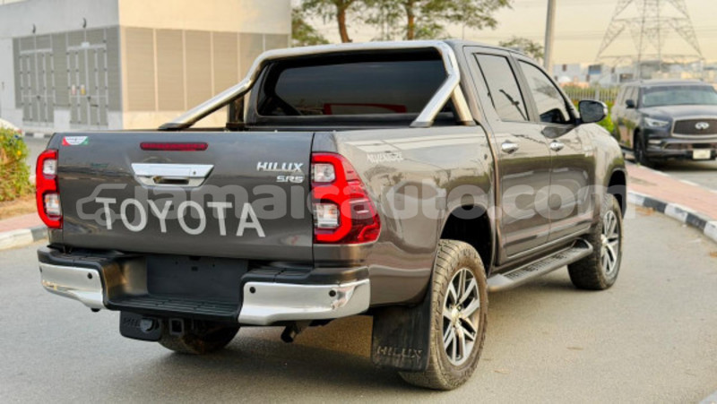 Big with watermark toyota hilux clarendon import dubai 5640