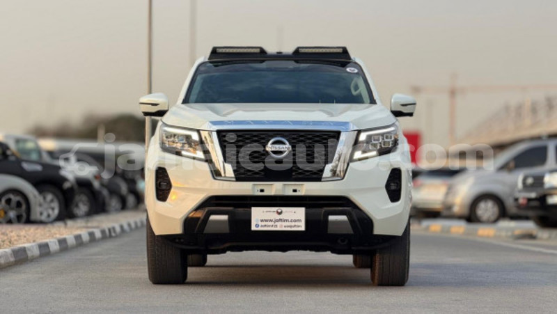 Big with watermark nissan navara clarendon import dubai 5641