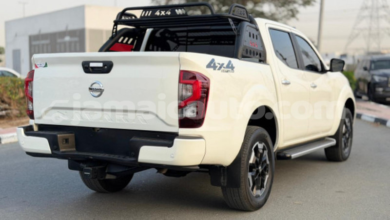 Big with watermark nissan navara clarendon import dubai 5641