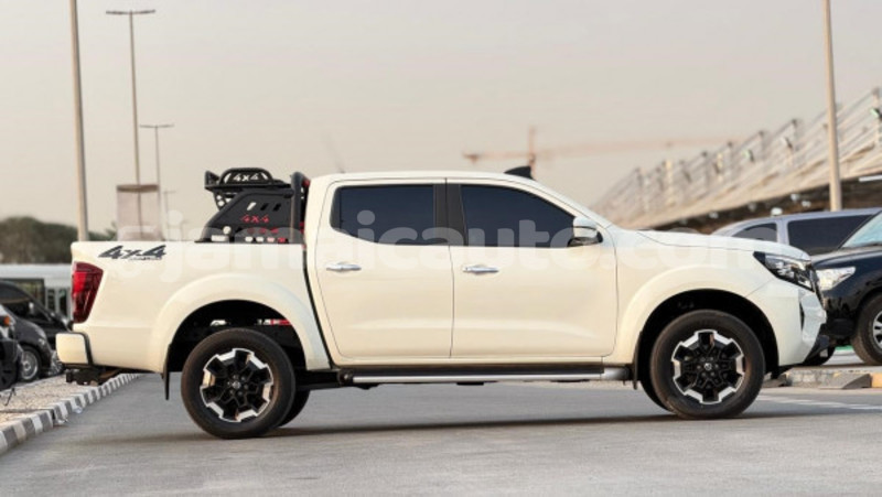 Big with watermark nissan navara clarendon import dubai 5641