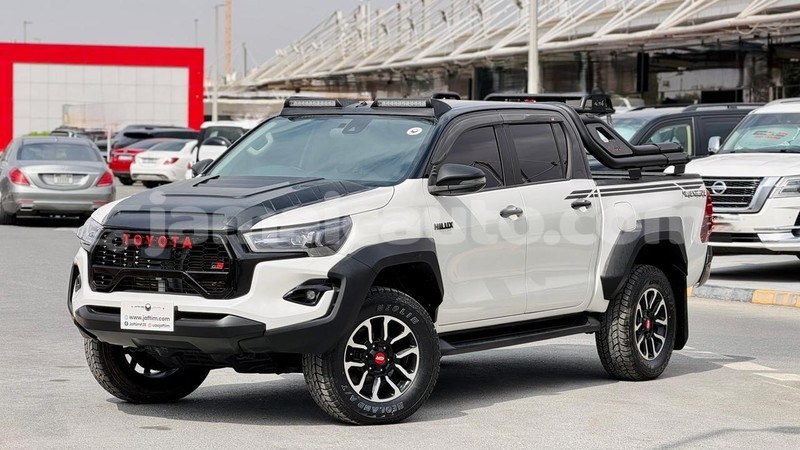 Big with watermark toyota hilux clarendon import dubai 5646
