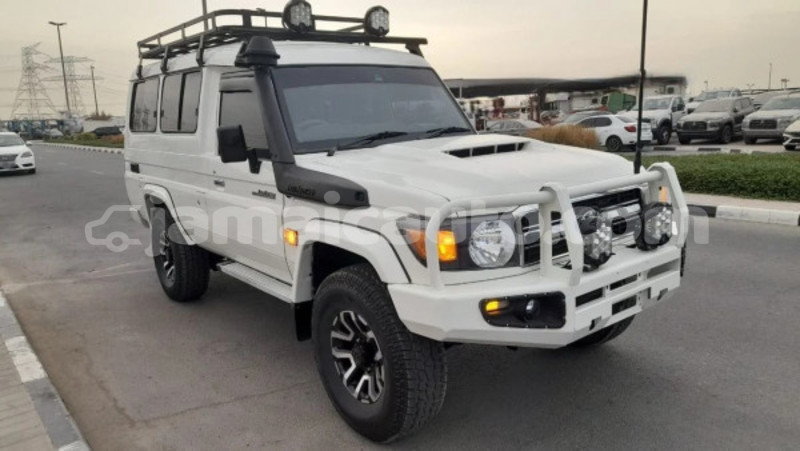 Big with watermark toyota land cruiser clarendon import dubai 5656