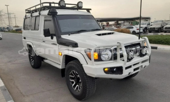 Buy Used Toyota Land Cruiser White Car in Import - Dubai in Clarendon