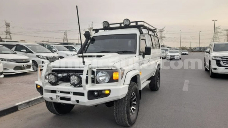 Big with watermark toyota land cruiser clarendon import dubai 5656