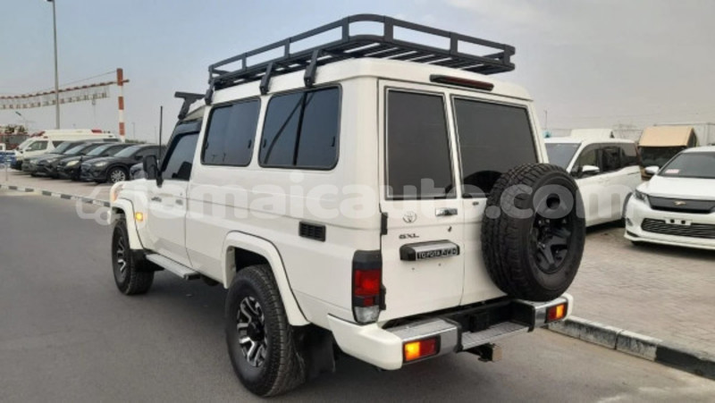 Big with watermark toyota land cruiser clarendon import dubai 5656