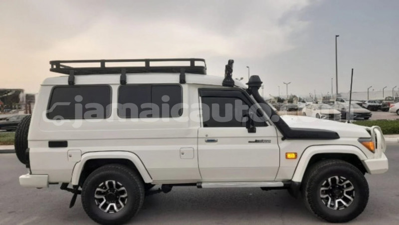 Big with watermark toyota land cruiser clarendon import dubai 5656