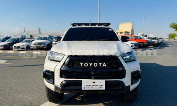 Buy Used Toyota Hilux White Car in Import - Dubai in Clarendon