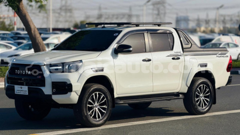 Big with watermark toyota hilux clarendon import dubai 5661
