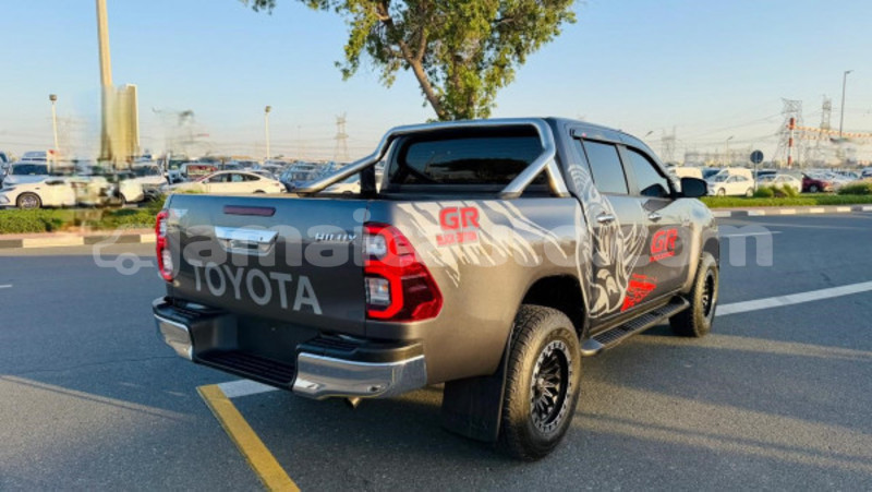 Big with watermark toyota hilux clarendon import dubai 5662