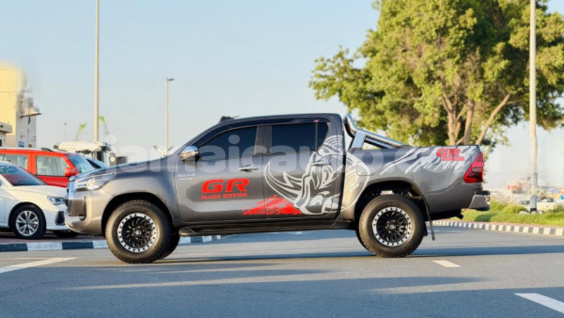 Big with watermark toyota hilux clarendon import dubai 5662