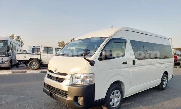 Buy Used Toyota Hiace White Car in Kingston in Kingston