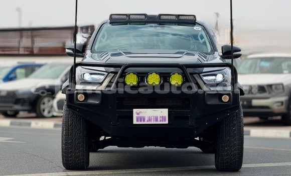 Buy Used Toyota Hilux Silver Car in Import - Dubai in Clarendon