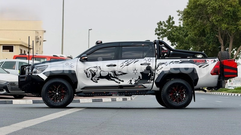 Big with watermark toyota hilux clarendon import dubai 5670