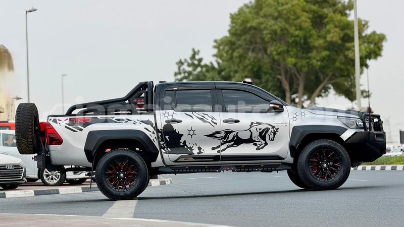 Big with watermark toyota hilux clarendon import dubai 5670