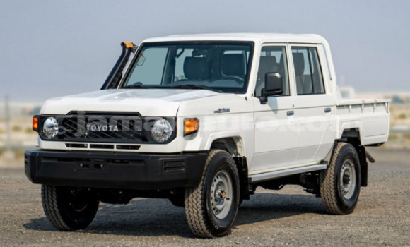 Buy Used Toyota Land Cruiser White Car in Kingston in Kingston