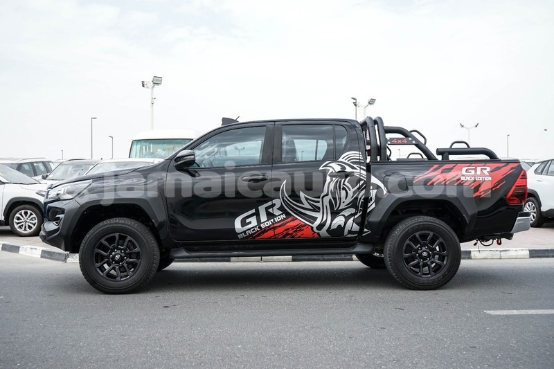Big with watermark toyota hilux clarendon import dubai 5685