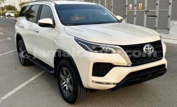 Buy Used Toyota Fortuner White Car in Kingston in Kingston