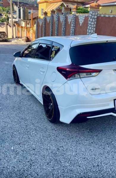 Big with watermark toyota auris clarendon import dubai 5701