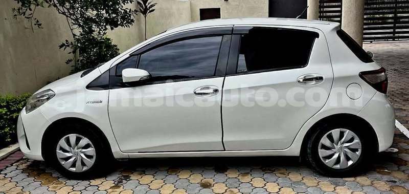 Big with watermark toyota vitz clarendon import dubai 5719