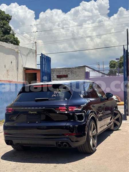 Big with watermark porsche cayenne clarendon may pen 5725