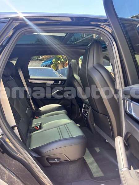 Big with watermark porsche cayenne clarendon may pen 5725