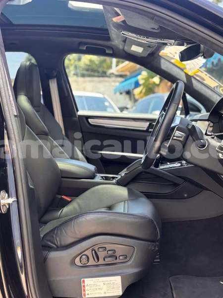 Big with watermark porsche cayenne clarendon may pen 5725