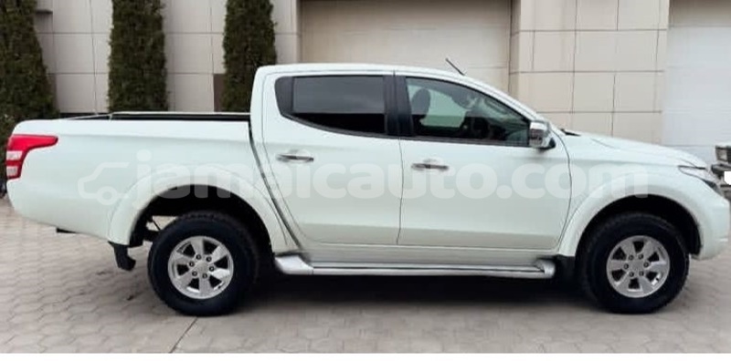 Big with watermark mitsubishi l200 kingston kingston 5756
