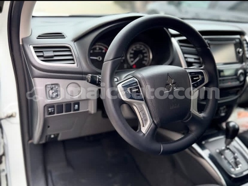 Big with watermark mitsubishi l200 kingston kingston 5756