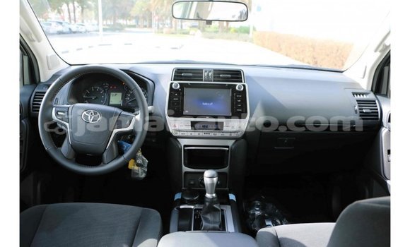 Acheter Import Voiture Toyota Prado Blanc à Import - Dubai, Clarendon Acheter Import Voiture Toyota Prado Blanc à Import - Dubai, Clarendon