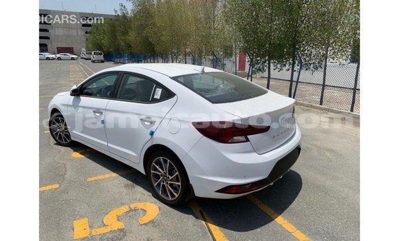 Acheter Import Voiture Hyundai Elantra Blanc à Import - Dubai, Clarendon Acheter Import Voiture Hyundai Elantra Blanc à Import - Dubai, Clarendon