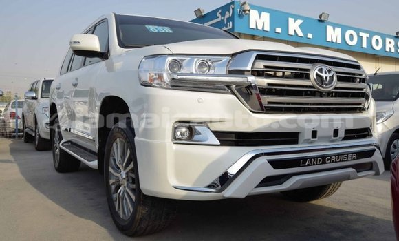 Acheter Import Voiture Toyota Land Cruiser Blanc à Import - Dubai, Clarendon Acheter Import Voiture Toyota Land Cruiser Blanc à Import - Dubai, Clarendon