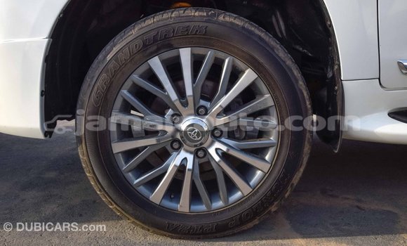 Acheter Import Voiture Toyota Land Cruiser Blanc à Import - Dubai, Clarendon Acheter Import Voiture Toyota Land Cruiser Blanc à Import - Dubai, Clarendon