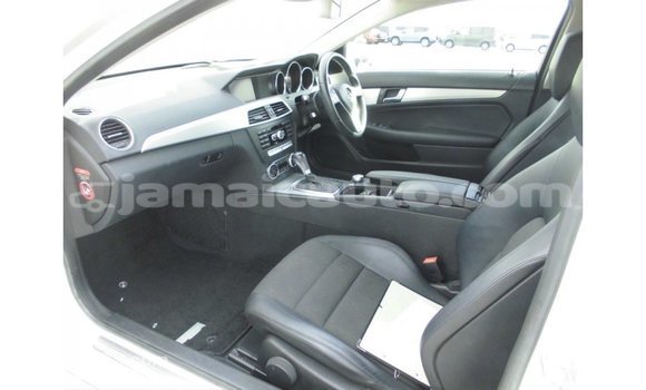 Buy Import Mercedes-Benz 190 (W201) White Car in Import - Dubai in Clarendon Buy Import Mercedes-Benz 190 (W201) White Car in Import - Dubai in Clarendon